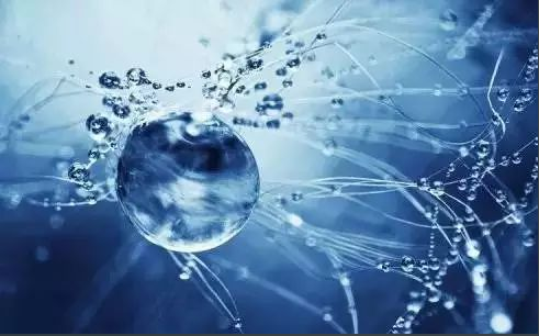 作为馒化修复医师，奥美定修复技术研究院（原广州市荔湾人民医院清奥中心）曾德浩，常遇到因玻尿酸填充过度，导致面部“馒化”的患者。而溶解酶正是解决这一问题的关键。但很多人最关心的是：溶解酶注射后多久能见效？本文曾主任为大家揭开谜题。  一、见效时间：分阶段  初步起效  注射溶解酶后，通常48小时内就能看到初步效果：肿胀消退，填充部位软化，轮廓线条初现。敏感者可能在 20分钟左右感到局部轻微凹陷，这是溶解酶开始工作的信号。  明显改善  第3天起，玻尿酸被加速分解，面部僵硬或过度饱满的感觉显著减轻。大部分人在 1周左右能恢复自然状态。  完全溶解  若玻尿酸注射量大、交联度高，或代谢较慢，可能需要2周才能吸收干净。  二、为什么有人快、有人慢？  溶解速度受三大因素影响：  填充部位：血运丰富的区域（如嘴唇）代谢更快，鼻部、下巴等血流少的部位则较慢。  玻尿酸类型：  交联度低的玻尿酸溶解更快。  高交联产品更稳定，可能需多次注射溶解酶。  个人体质：年轻人代谢通常更快，而熬夜、缺水、缺乏运动可能拖慢效果。  三、关键注意事项  别急着二次注射：  溶解酶一般 1次不能清除玻尿酸。若1周后仍有硬结，可二次补打。  过敏测试不能省： 约5%的人对溶解酶过敏！注射前务必做皮试，观察有无红疹、瘙痒。 术后护理：  避免揉压注射部位，48小时内禁高温（桑拿、暴晒）、剧烈运动。  饮食清淡，少吃海鲜、辣椒，减少炎症反应。  给患者的建议  找对医生：  溶解酶注射需准确控制剂量和层次。非常规操作可导致凹陷或皮肤松弛！务必选择正规机构。  耐心等待：  刚注射完别焦虑，给溶解酶 3-5天工作时间。若1周后仍无改善，再复诊调整。  预防胜于修复：  首次打玻尿酸时坚持“少量多次”，避免贪多导致馒化。  溶解酶是玻尿酸翻车的“急救员”，24小时起效，1-2周定乾坤。但它不是万能钥匙——理性变美，才能少走弯路！  溶解酶：玻尿酸的“后悔药”  它就像一把拆解玻尿酸的钥匙。当玻尿酸打多了导致脸肿（馒化）或不满意时，医生将溶解酶注射到填充部位。它能精准分解玻尿酸，把“撑起来”的脸恢复原样。  关键点：  针对性强：只分解玻尿酸，不伤自身组织。  起效快：通常24小时起效，1周内明显消肿。  需专业操作：打多打少很讲究，必须由经验医生控制，否则可能凹陷！